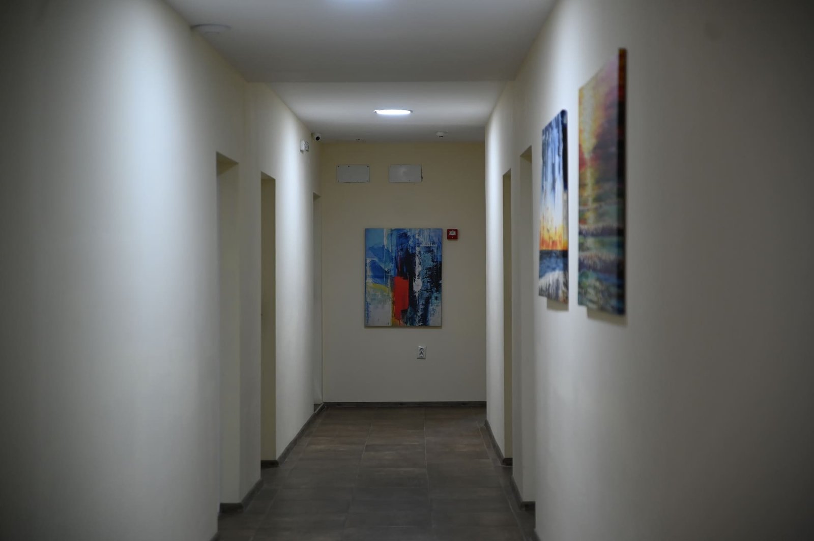 Коридор с картини