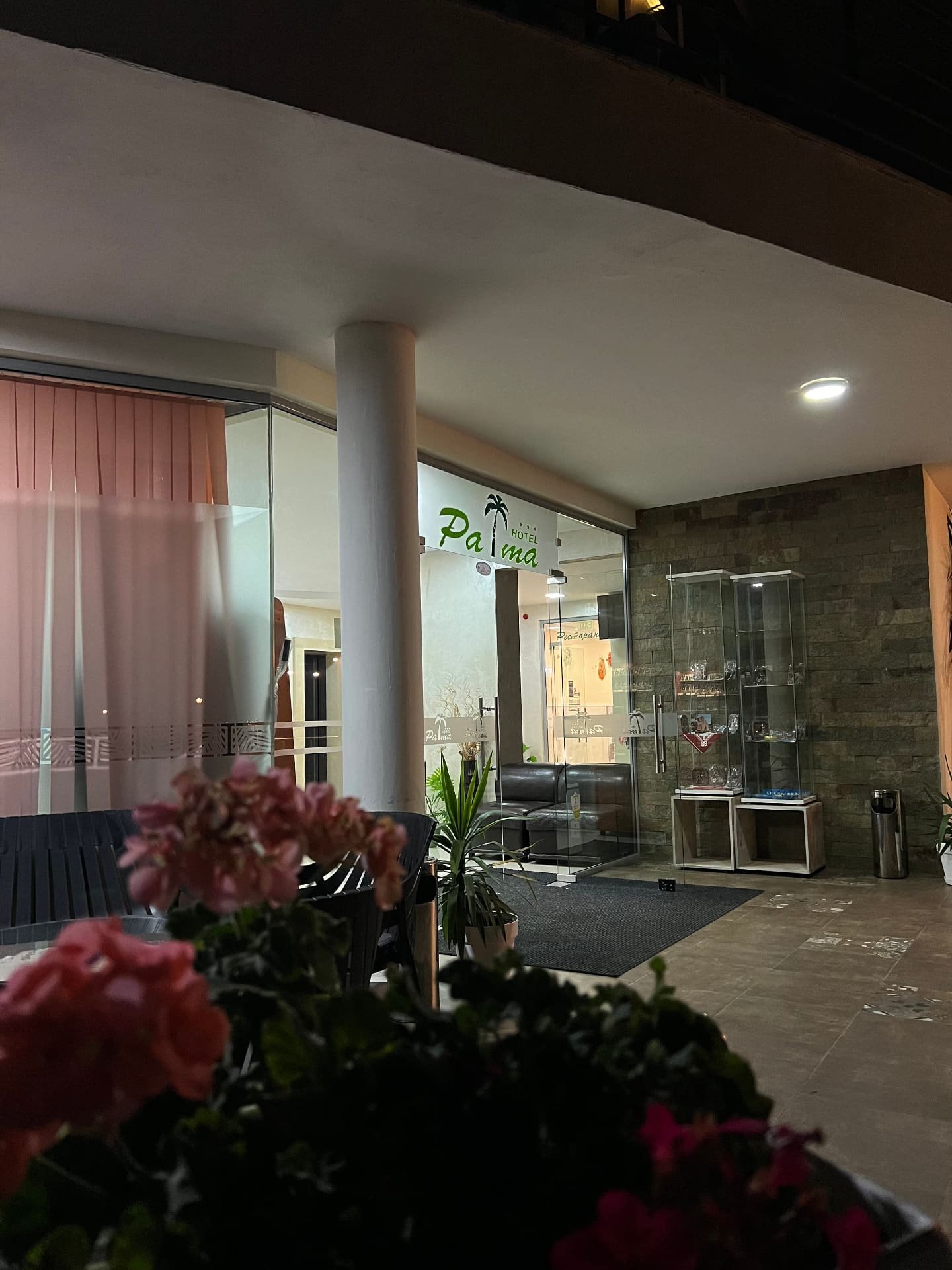 Вход на хотела нощем