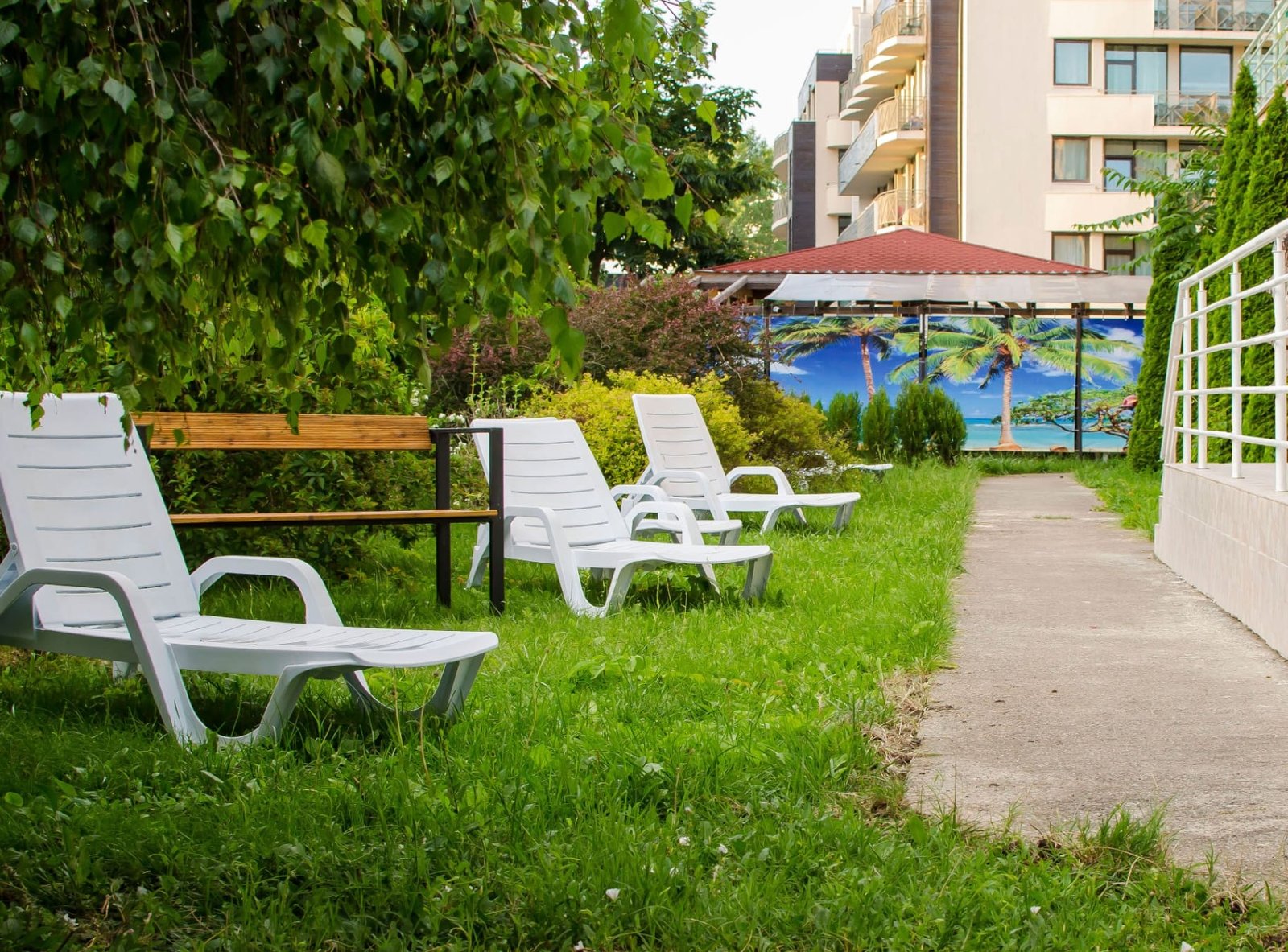 Градина с шезлонги