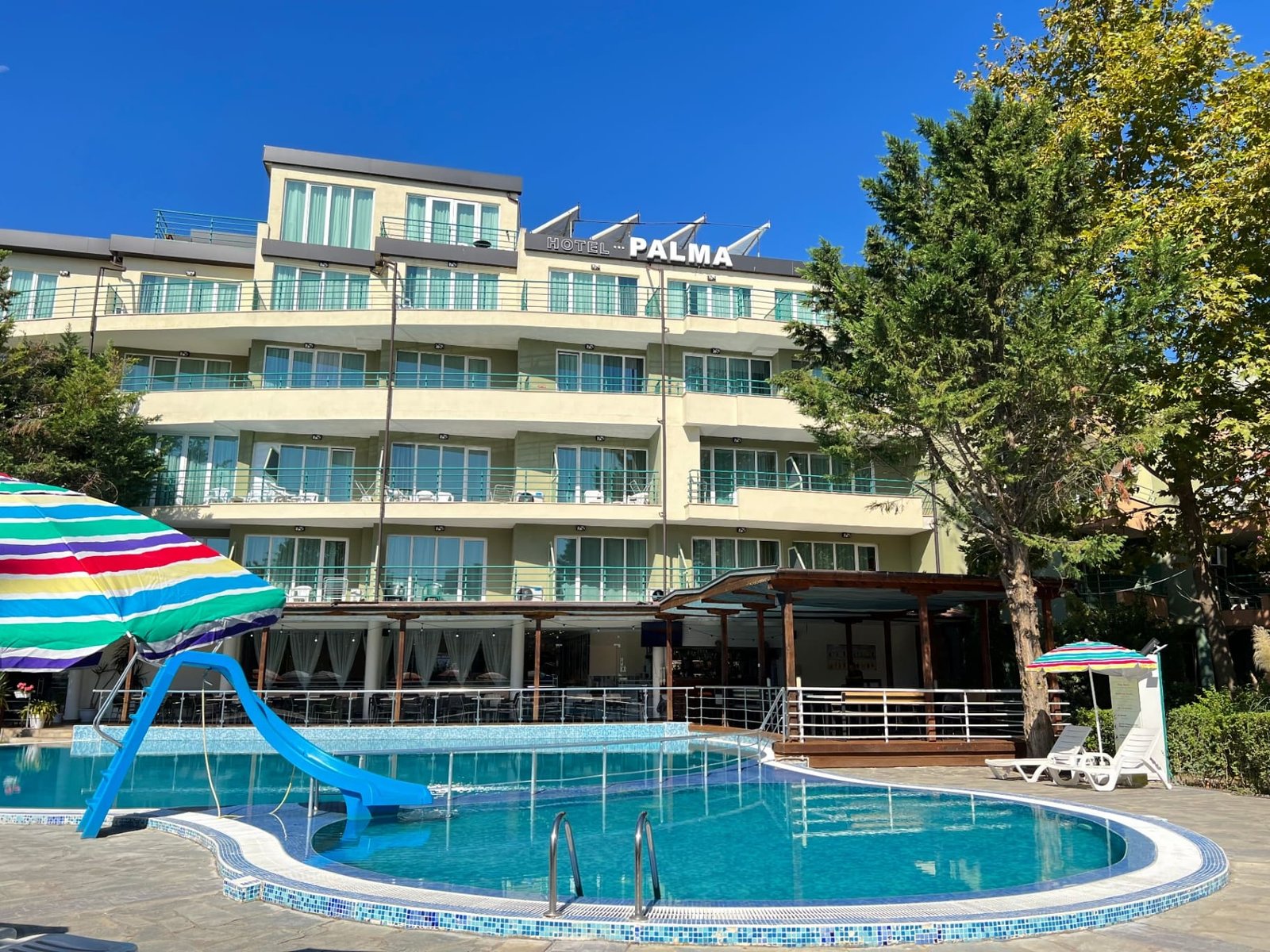 Басейн с пързалка