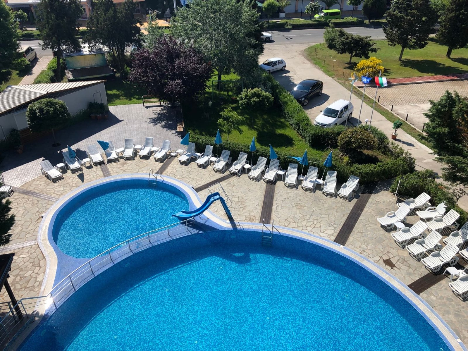 Басейн и шезлонги отгоре