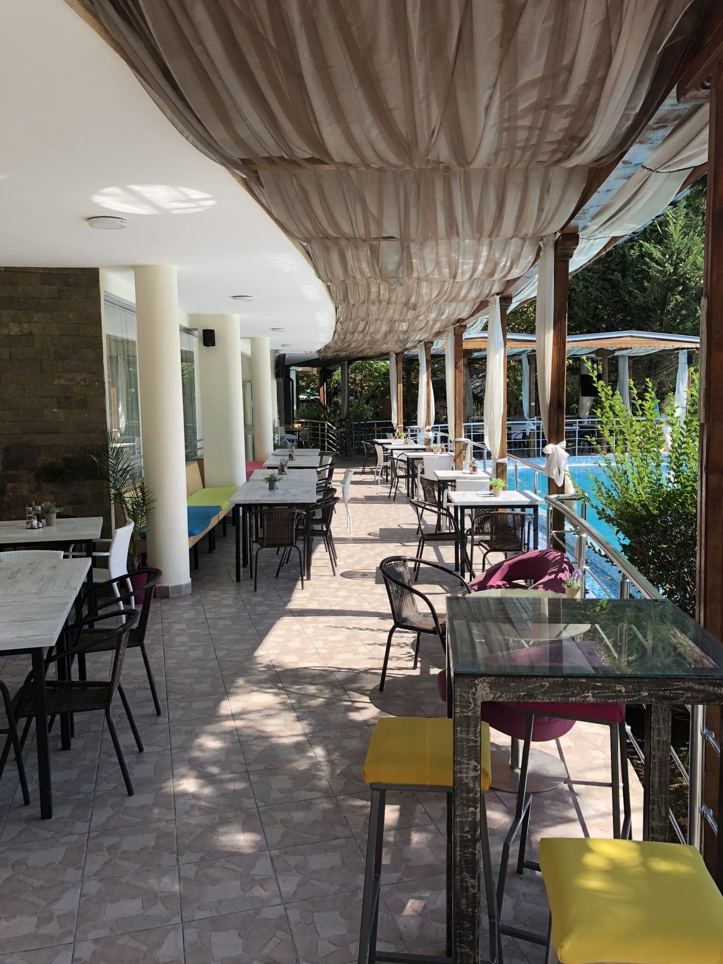 Лятна тераса към бара